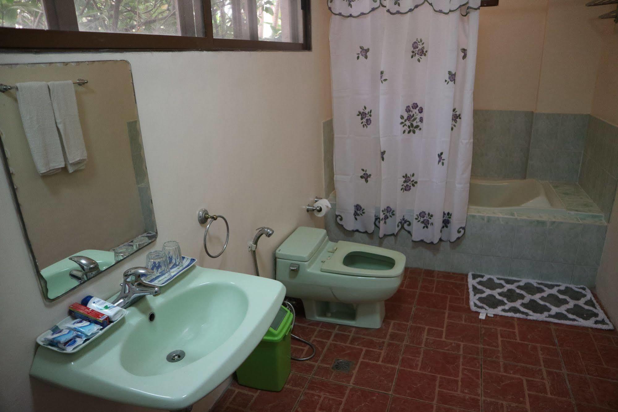 Casa La Granja Hotell Iloilo City Exteriör bild