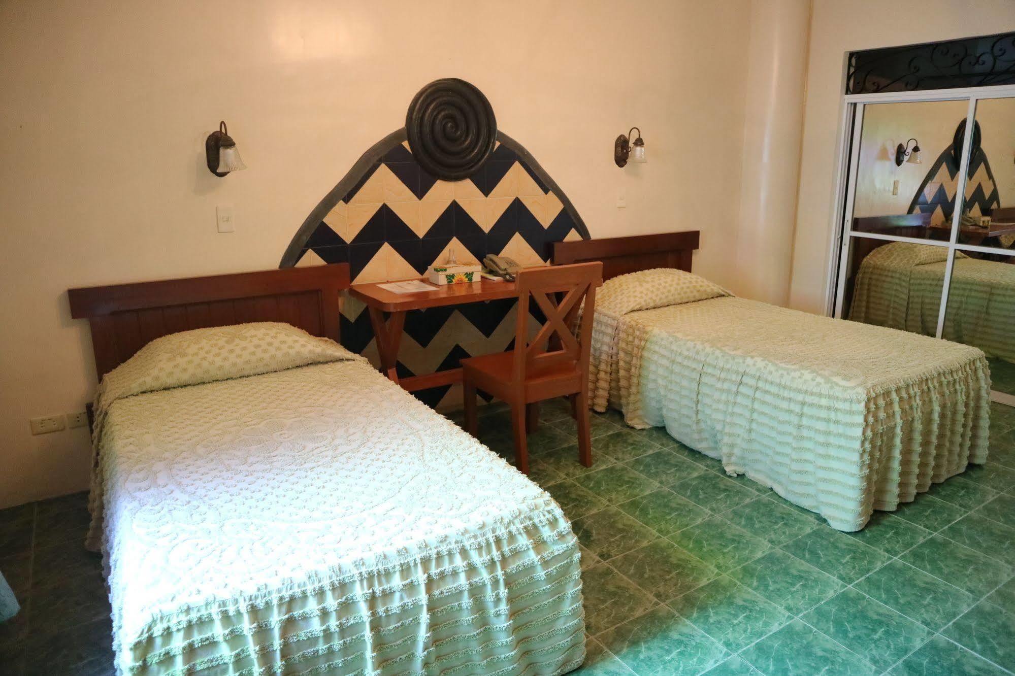 Casa La Granja Hotell Iloilo City Exteriör bild